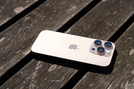 Au niveau du design, Apple n'a presque rien changé pour la 16e génération de son smartphone haut de gamme.