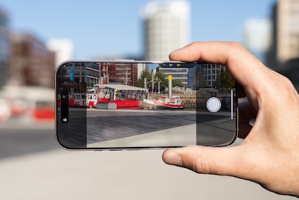 Après une légère pression, je peux par exemple passer d'un appareil photo à l'autre. Mais l'écran tactile est plus fiable et plus rapide.