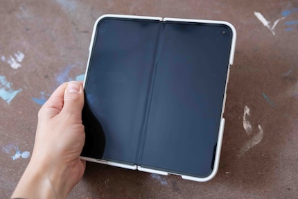 Tout sauf invisible. Le pli du Pixel 9 Pro est présent, mais ne dérange pas la plupart du temps.