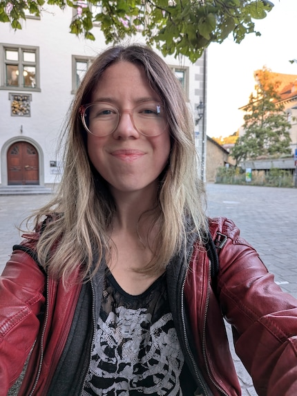 Je peux également prendre des selfies avec l’appareil photo principal grâce à l’écran rabattable. Je n’ai même pas besoin du mode portrait pour obtenir un bon bokeh.