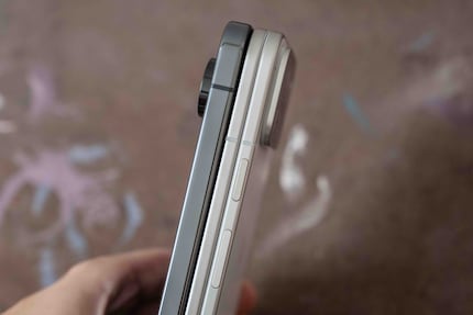 Fermé, l’épaisseur du Pixel 9 Pro Fold n’est que d’un centimètre, comparé au Google Pixel 9 Pro (à gauche).