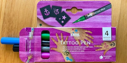 Quatre crayons et trois pochoirs sont fournis dans le kit. 