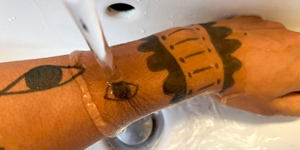 L'eau élimine directement la majeure partie de la peinture. 