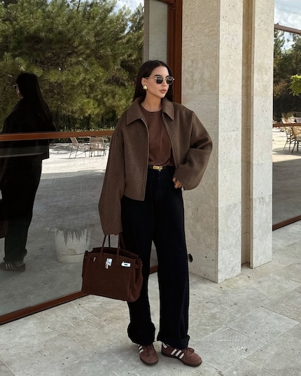 Different shades of brown in combination with black create a harmonious look.