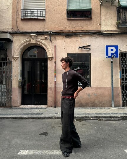 A dark brown top with black pants, a red belt with black shoes – this outfit’s all about breaking the rules.