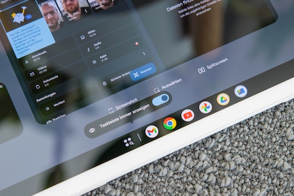 Pour afficher la barre des tâches de manière permanente, appuyez longuement sur le trait à gauche des applications.