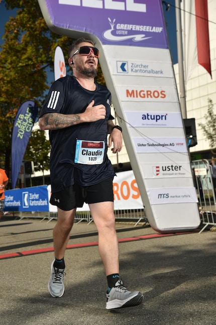 Claudio « y est arrivé », dans tous les sens du terme. On le voit ici franchir la ligne d’arrivée après 21,1 km de course.