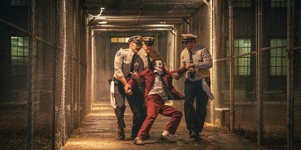 Arthur Fleck - ou le Joker ? - est harcelé par les gardiens d'Arkham Asylum.