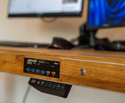 Le bouton rond argenté sert à l’allumage. Jonathan a également intégré divers ports USB et autres dans un emplacement multifonctions.
