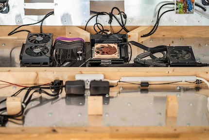 Les ventilateurs transportent l’air de gauche à droite.