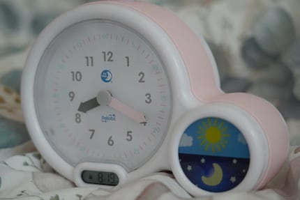 Three helpful time displays for your child: analogue, digital and also a day-and-night display.