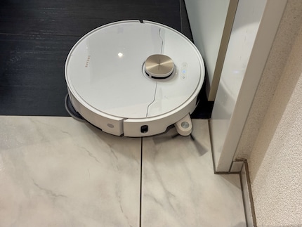 Le robot sort automatiquement sa brosse latérale à l’avant et la passe dans les coins et les bords.