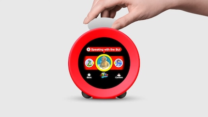 La montre est commandée par un bouton rotatif en caoutchouc.