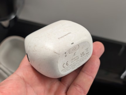 Le bouton d'alimentation en bas de l'appareil n'est pas pratique.