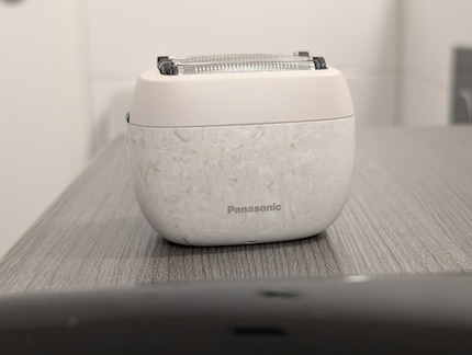 La surface marbrée semble toujours un peu sale.