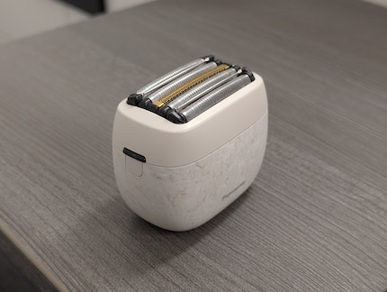 Le Panasonic 900 S et ses cinq lames dans la tête du rasoir.