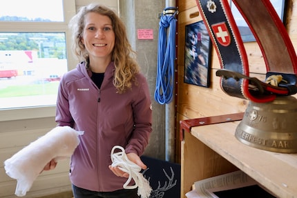 Susanne Leutner, cheffe de produit, présente la corde, le matériau final et une veste rembourrée avec Loop.