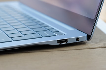 Port HDMI et prise casque sur le côté droit du Galaxy Book.