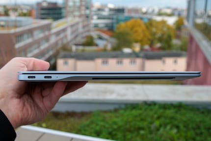 Le Galaxy Book 4 Edge est léger et compact avec une connectique basique.
