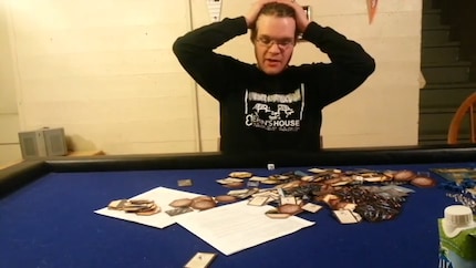 Un YouTuber désespéré face au jeu de société « Lost ».