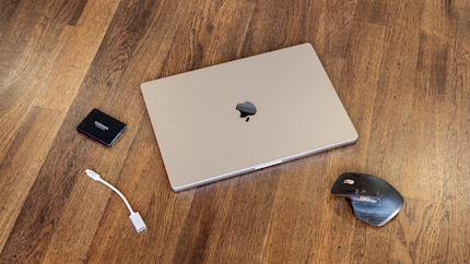 Le grand MacBook Pro est certes relativement lourd, mais offre suffisamment de puissance et d’espace à l’écran.