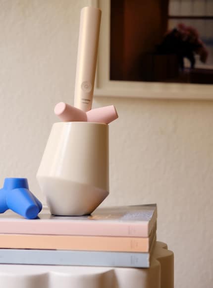 Le verre assorti transforme la brosse à dents en objet décoratif.