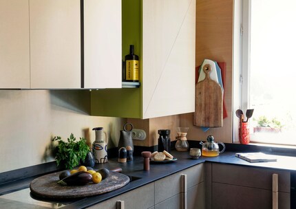 Le vase s’intègre parfaitement dans la cuisine.