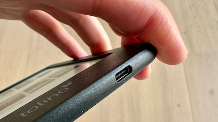 The device charges via USB-C – three hours take it from empty to 100%.