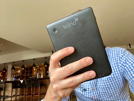 One-handed reading is possible.