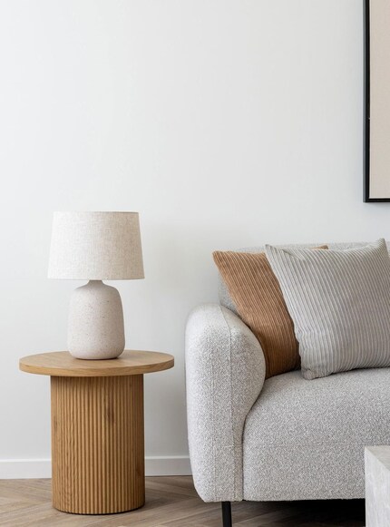 Des fibres irrégulières confèrent un aspect rustique à la lampe... 