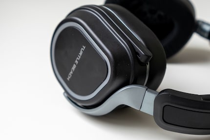 Lorsqu'il est relevé, le microphone disparaît presque complètement dans l'écouteur.