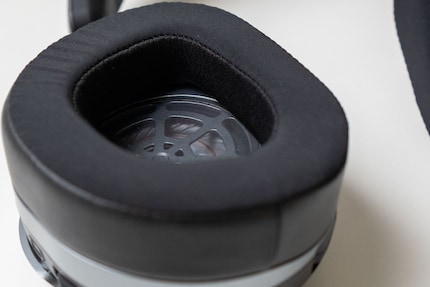 Les coussinets d'oreille en similicuir sont épais et agréables au toucher.