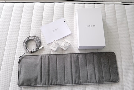 A pleasant unboxing. The box contains the mat, a cable, the instructions and two power supply units.