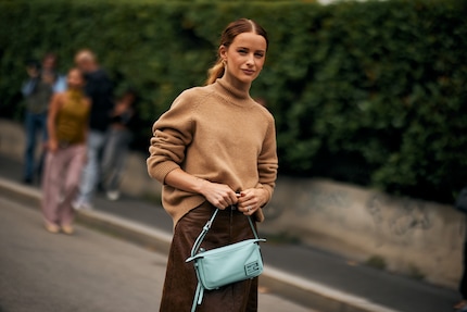 Le millennial tuck donne à vos hauts un look de vokuhila.