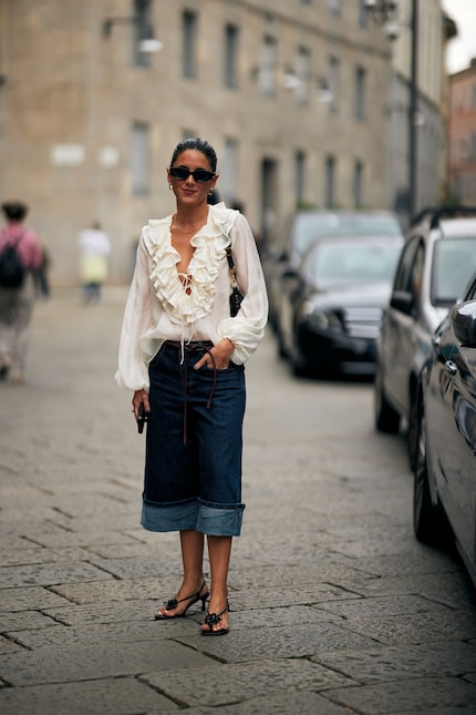 Qu’il s’agisse d’un pull-over, d’un t-shirt ou d’une blouse, le french tuck est une évidence pour de nombreux milléniaux.