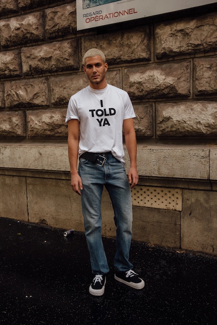 En mettant votre t-shirt dans le pantalon, vous attirez l’attention sur la ceinture.