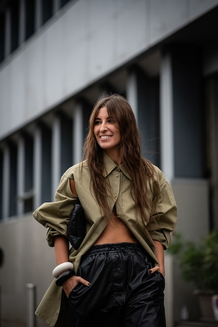 Boutonné seulement en haut, on obtient un look crop top.