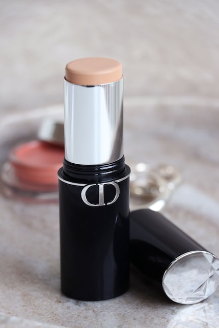 Si les fonds de teint en stick sont souvent trop asséchants pour moi, je donne tout de même sa chance au nouveau produit Dior.