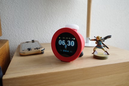 L'appareil aux couleurs vives se remarque immédiatement sur ma table de nuit.