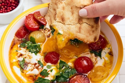 Garnissez votre plat avec des herbes, des graines ou des tomates cerises.