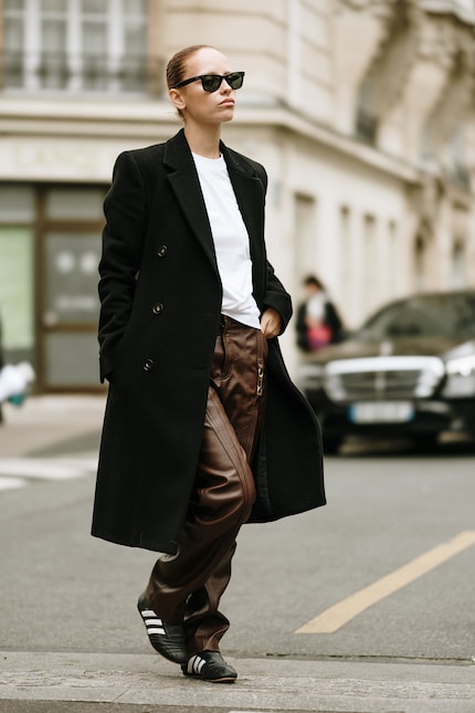Le pantalon marron est la pièce maîtresse du look.
