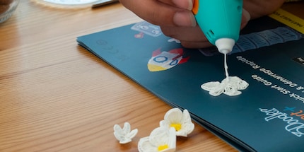 Je dessine les fleurs directement sur une surface pliable du livret.