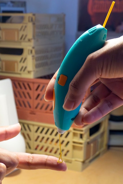 Les filaments fondus sont chauds mais pas brûlants.