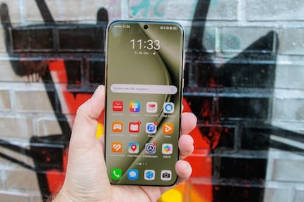 Le grand écran OLED est très beau.