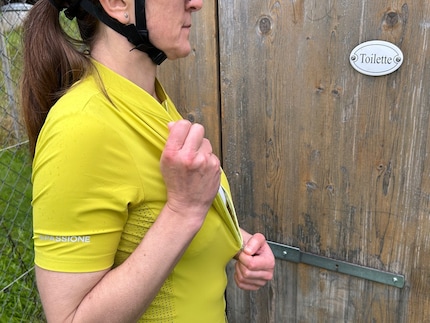 La pause toilette ne devrait pas vous obliger à faire un strip-tease, surtout quand il fait plus frais et que vous avez superposé des habits.
