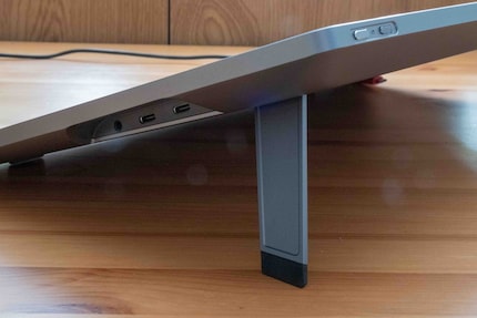 Deux ports USB-C pour l’alimentation et la connexion sur le côté et, en haut, l’interrupteur pour la fonction tactile et le bouton de mise en marche.