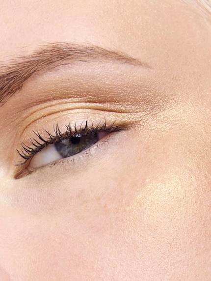 Des touches d'or sur le visage.