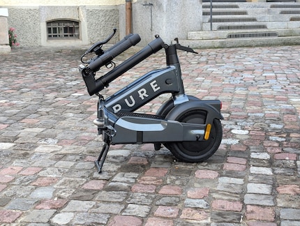 Et voilà à quoi ressemble la trottinette électrique une fois pliée.