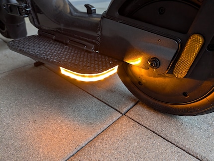 Les clignotants sont aussi très visibles pour les personnes qui roulent derrière moi.