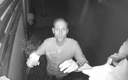 Image fixe tirée d’une vidéo en mode infrarouge. Ce voleur effronté (moi) essaie de démonter la caméra.